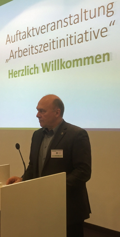 Der stellvertretende GdP-Bundesvorsitzende Dietmar Schilff eröffnet die Veranstaltung „Arbeitszeitinitiative“ in Berlin. Foto: W. Schönwald